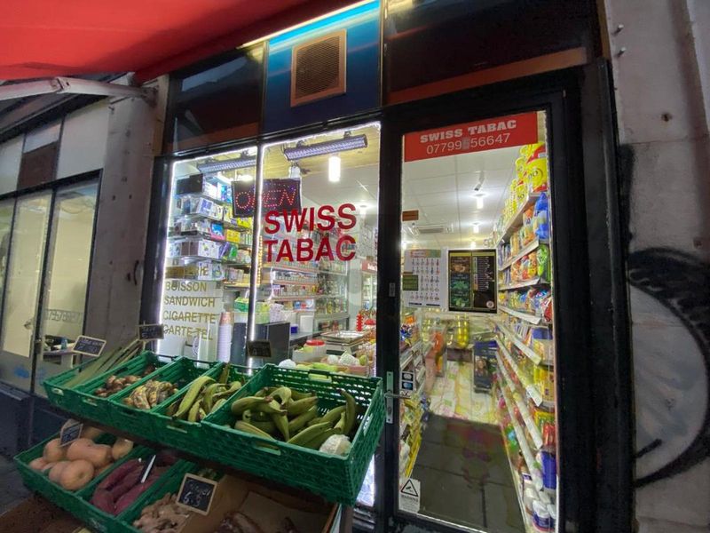 ÉPICERIE DANS UNE RUE PASSANTE - 2