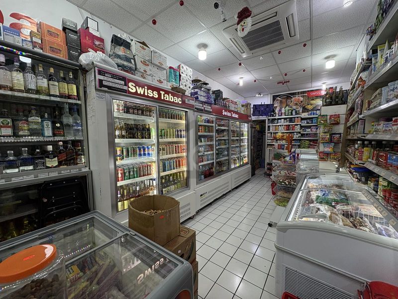 ÉPICERIE DANS UNE RUE PASSANTE - 3