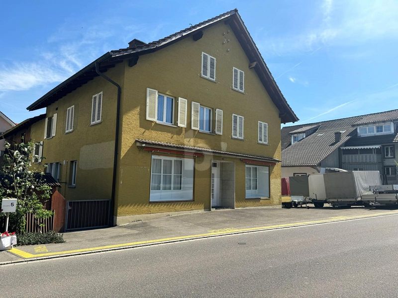 HELL MIT GROSSEN SCHAUFENSTER - 1