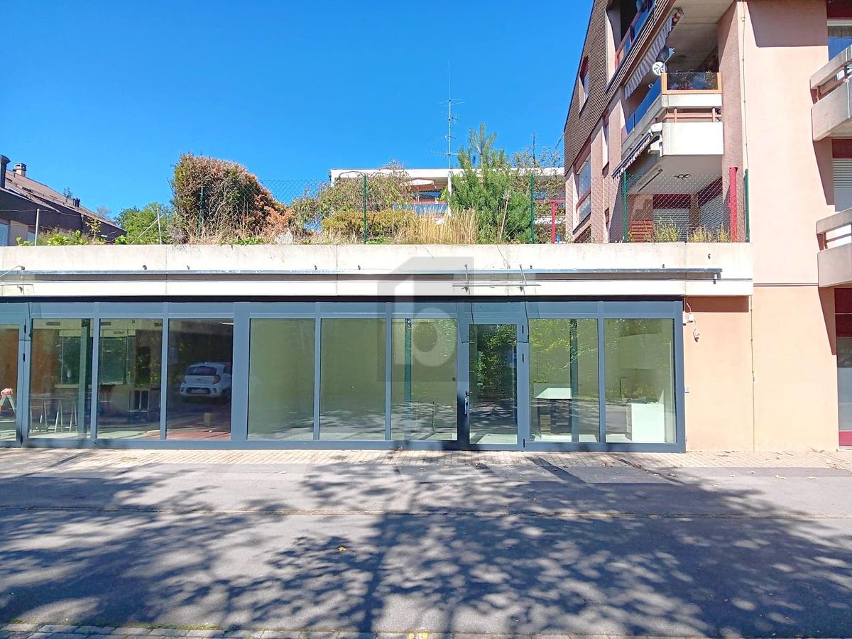 LOCAUX FONCTIONNELS, EMPLACEMENT STRATÉGIQUE - 1