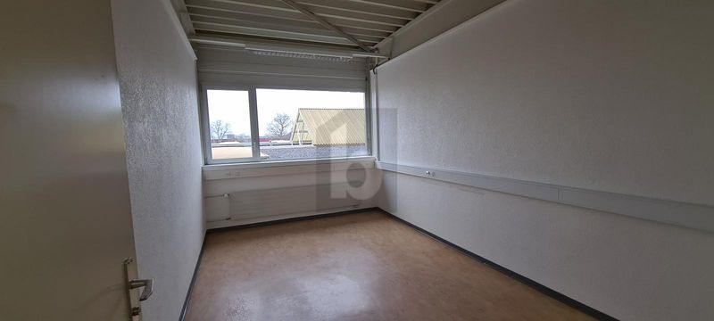 SPACIEUX, EN ZONE INDUSTRIELLE - 1