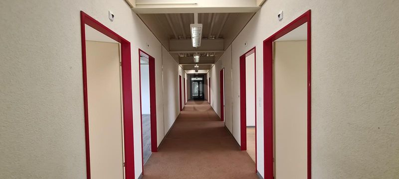 SPACIEUX, EN ZONE INDUSTRIELLE - 4