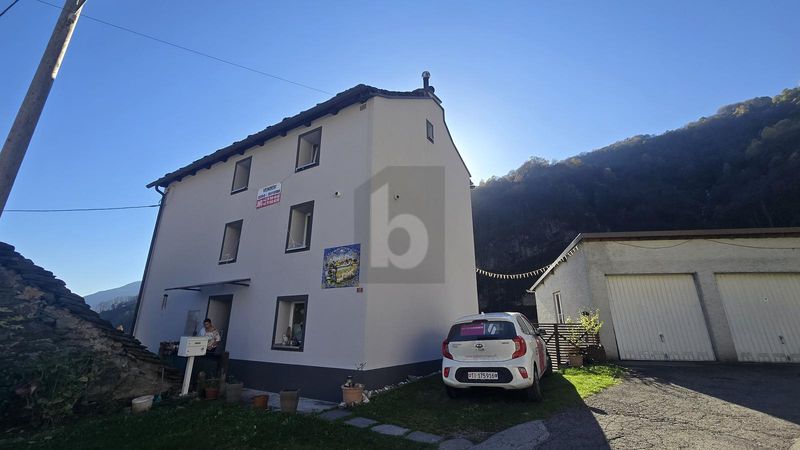 SPAZIOSA E SOLEGGIATA CON CON AMPIO TERRENO - 1