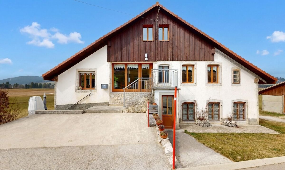 Family Home – 209 m² with Large Plot and Mountain Views - 1