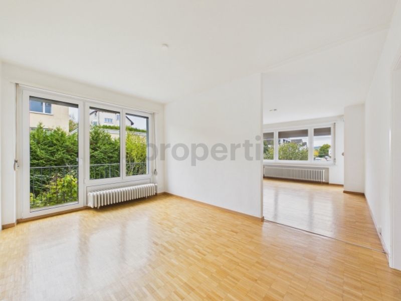 Grosszügige 30 m² Terrasse, Idyllischer Balkon & Familienfreundliche Lage - 1
