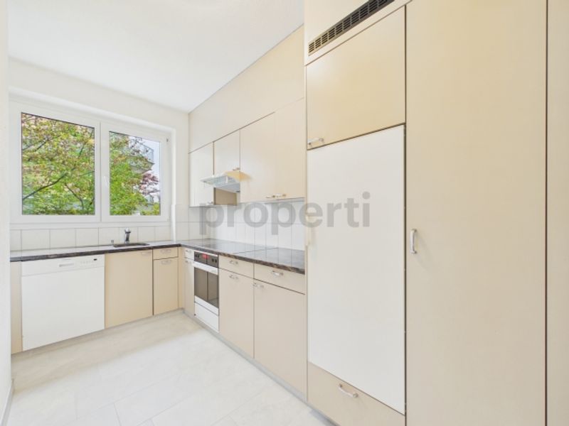 Grosszügige 30 m² Terrasse, Idyllischer Balkon & Familienfreundliche Lage - 3