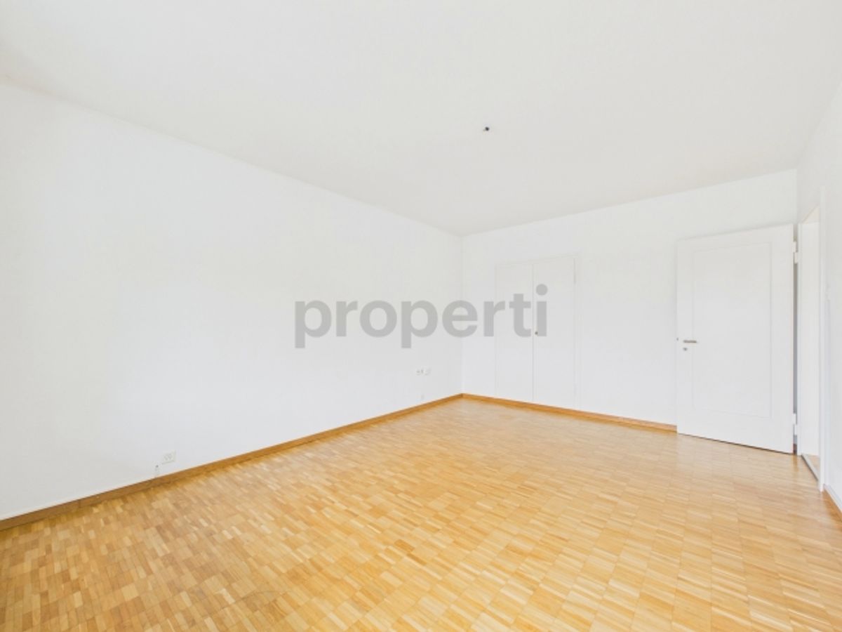 Grosszügige 30 m² Terrasse, Idyllischer Balkon & Familienfreundliche Lage - 4