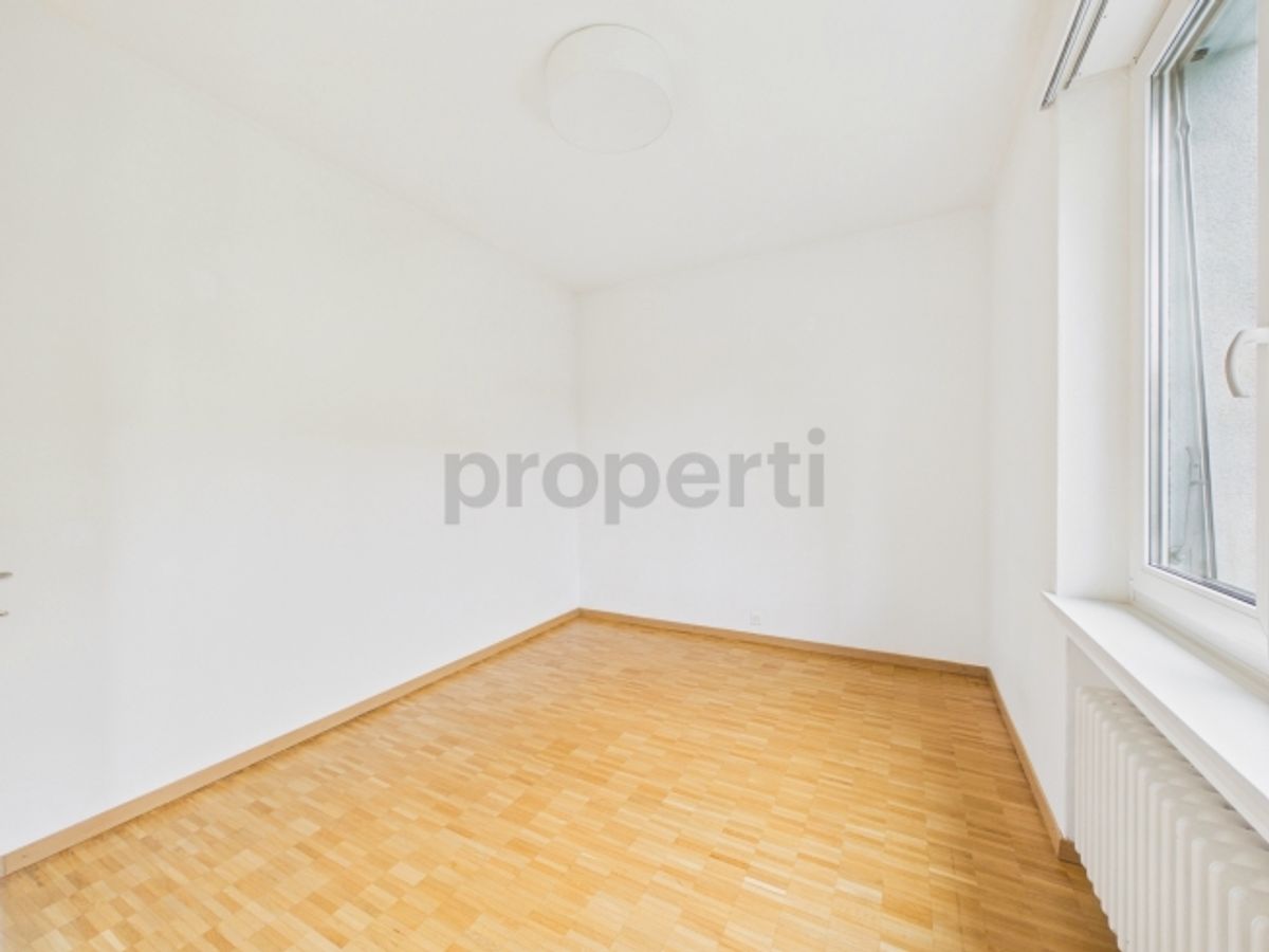 Grosszügige 30 m² Terrasse, Idyllischer Balkon & Familienfreundliche Lage - 5